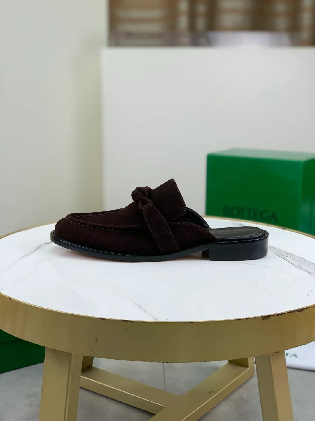 Men's shoes 💰P800 [New model] (genuine leather outsole) water-dyed cow lining 💰High-quality business couple half-slip leather shoes 💎💎💎 BOTTEGA VENETA official website synchronizes the latest top version of BV in the market, accepts material comparison, shoe type comparison, process comparison, practical and textured, versatile and suitable for any occasion, the more you look at it, the more flavorful it becomes. Purely hand-knitted craftsmanship - Upper material, calfskin imported from Italy 🇮🇹 - High-quality water-dyed cowhide lining - Original private model customized leather outsole -Size: Female 35-39 (40 ordered) Male 39-44 (38 45 can be customized) Color: Multiple colors available